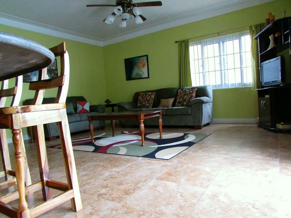 Centrally Located Guest Apartments Kingston Ngoại thất bức ảnh