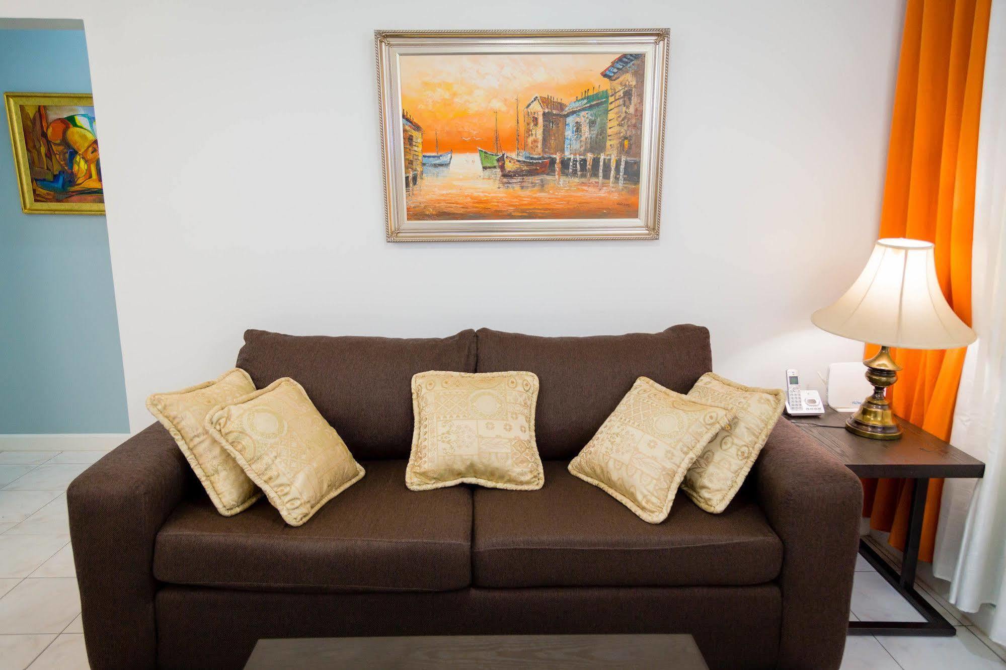 Centrally Located Guest Apartments Kingston Ngoại thất bức ảnh