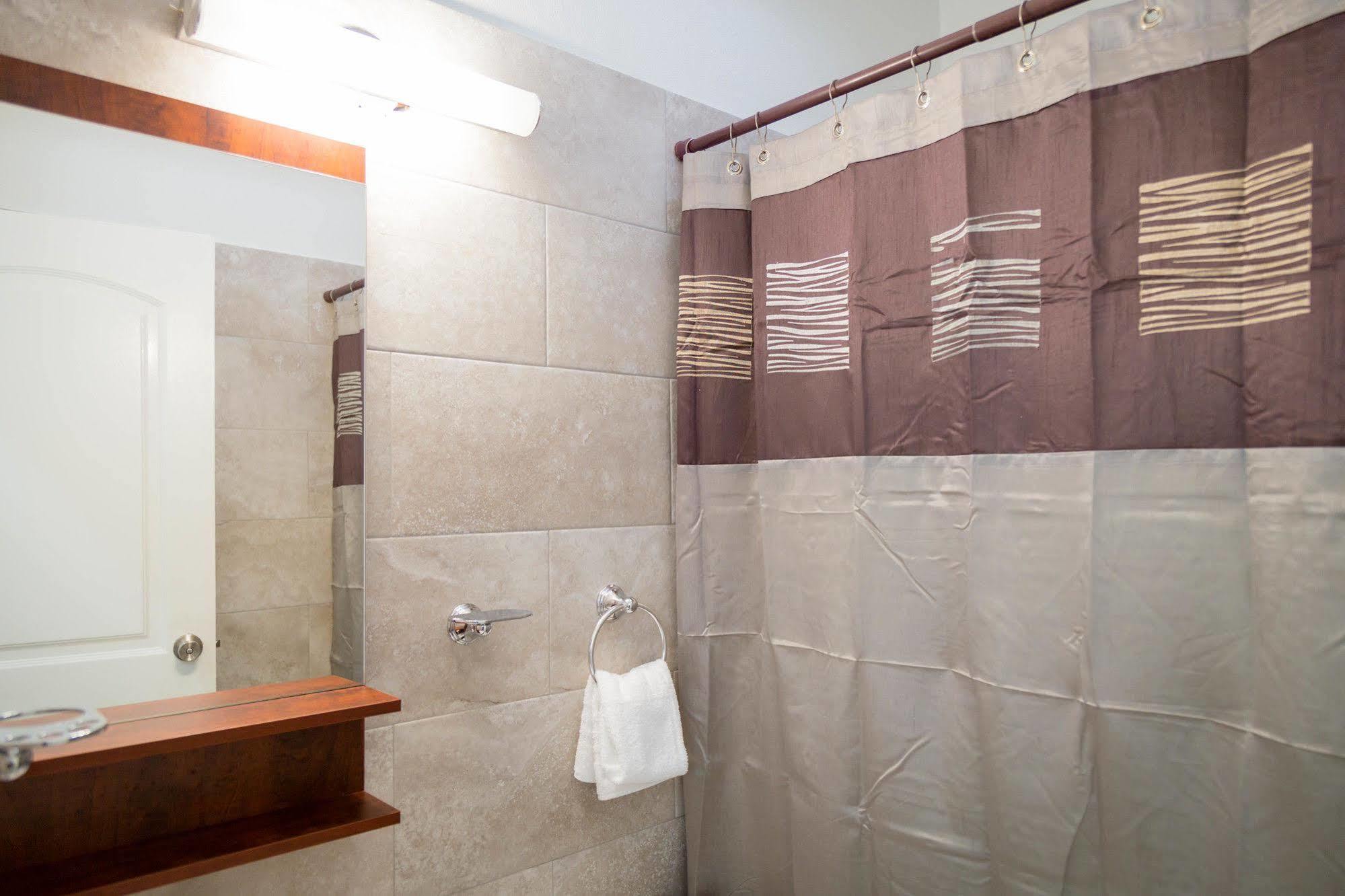 Centrally Located Guest Apartments Kingston Ngoại thất bức ảnh