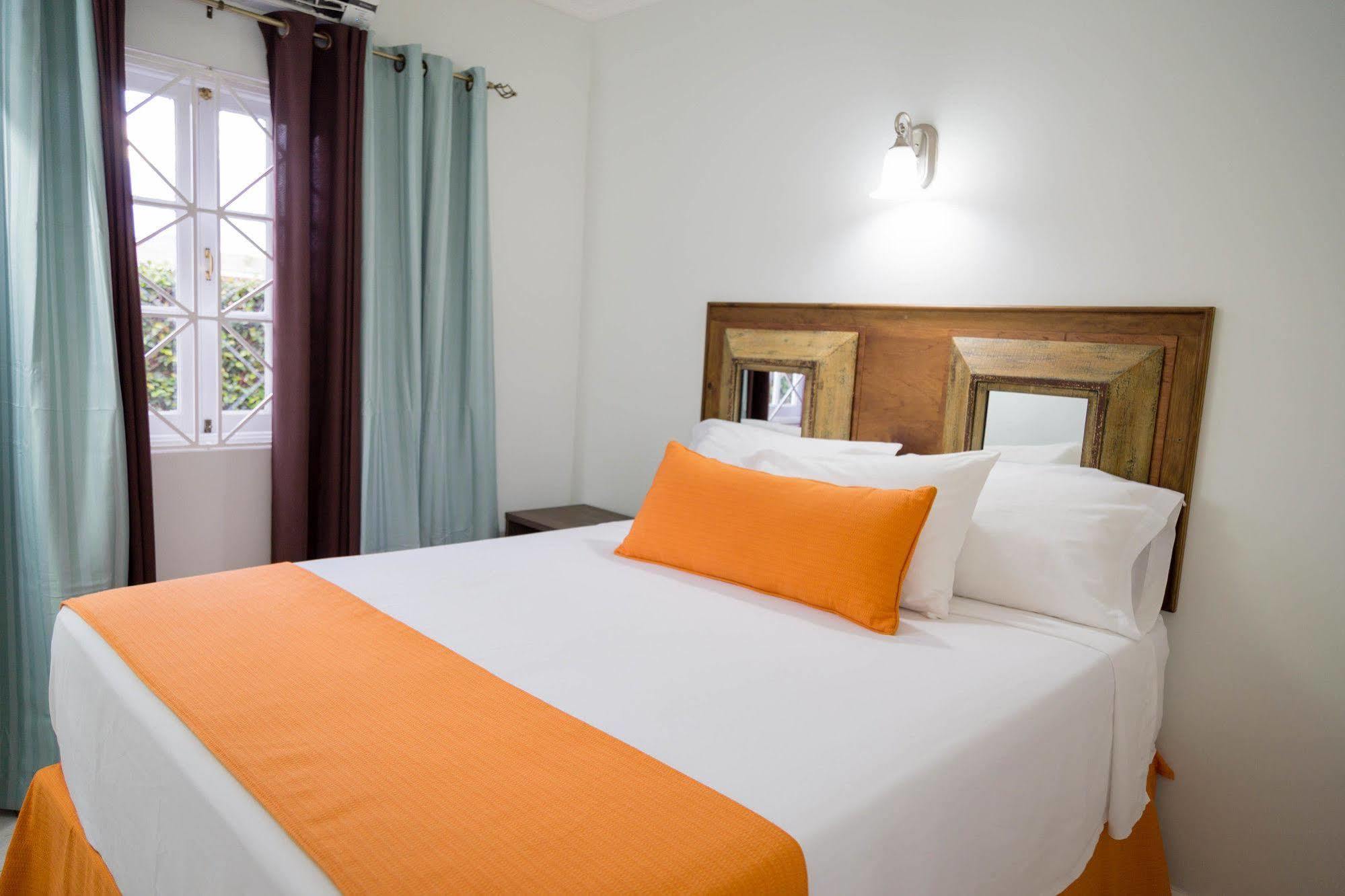 Centrally Located Guest Apartments Kingston Ngoại thất bức ảnh