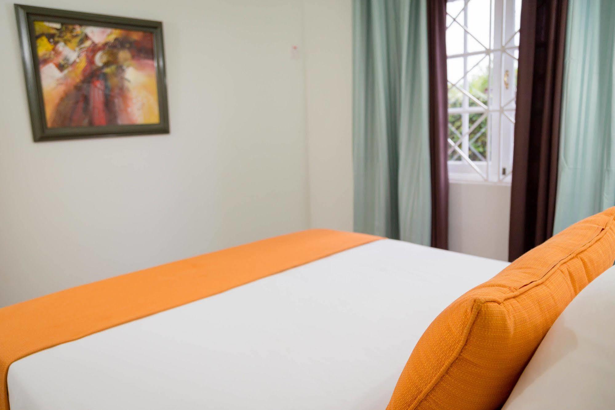 Centrally Located Guest Apartments Kingston Ngoại thất bức ảnh