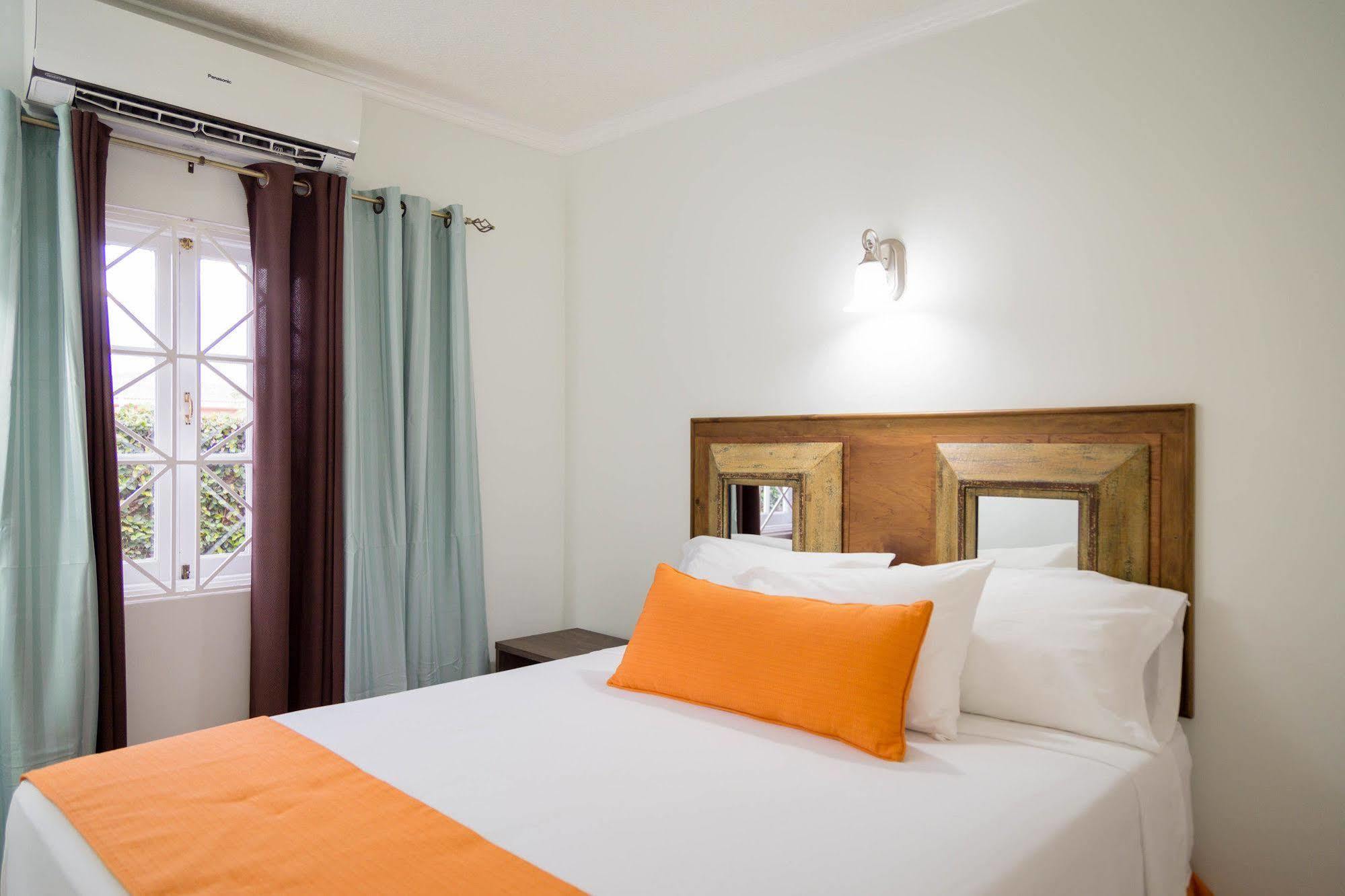 Centrally Located Guest Apartments Kingston Ngoại thất bức ảnh